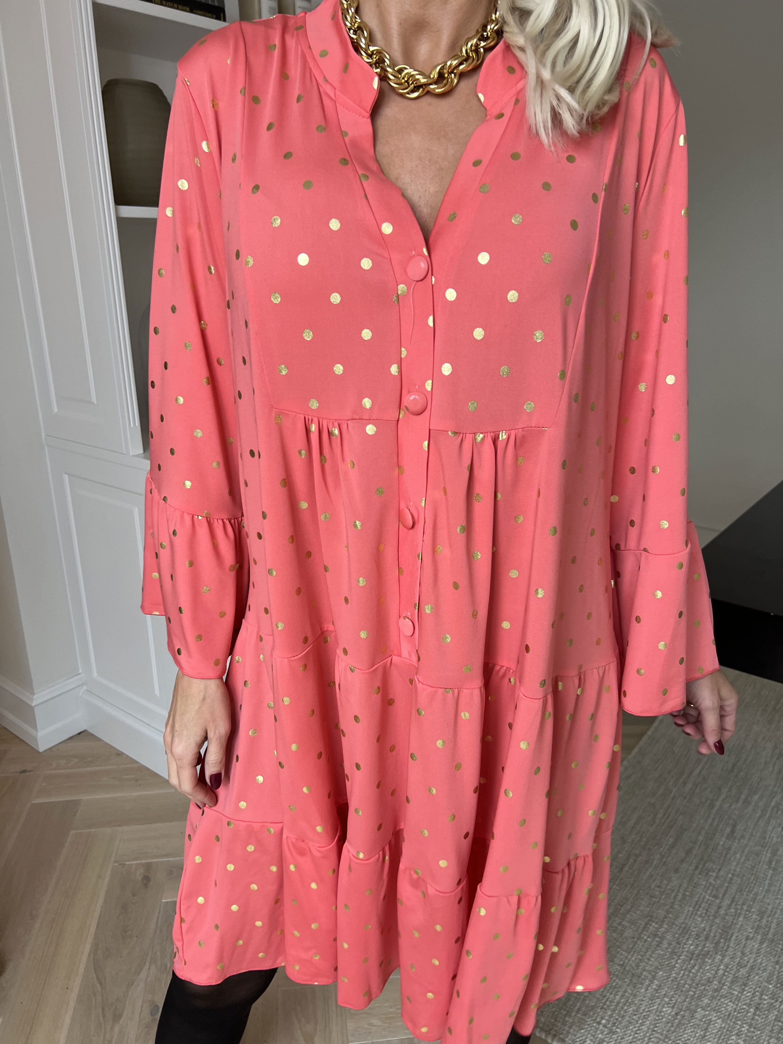 Milania Dot - Elastisk kjole med guld prikker og flæselag